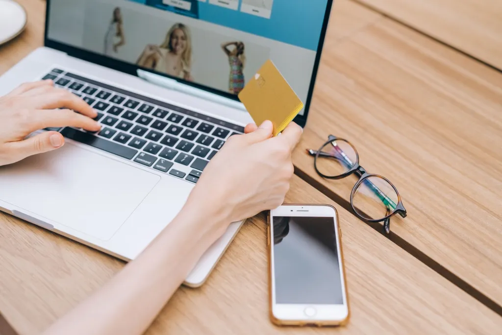 Pirkums interneta veikalā ar maksājumu karti